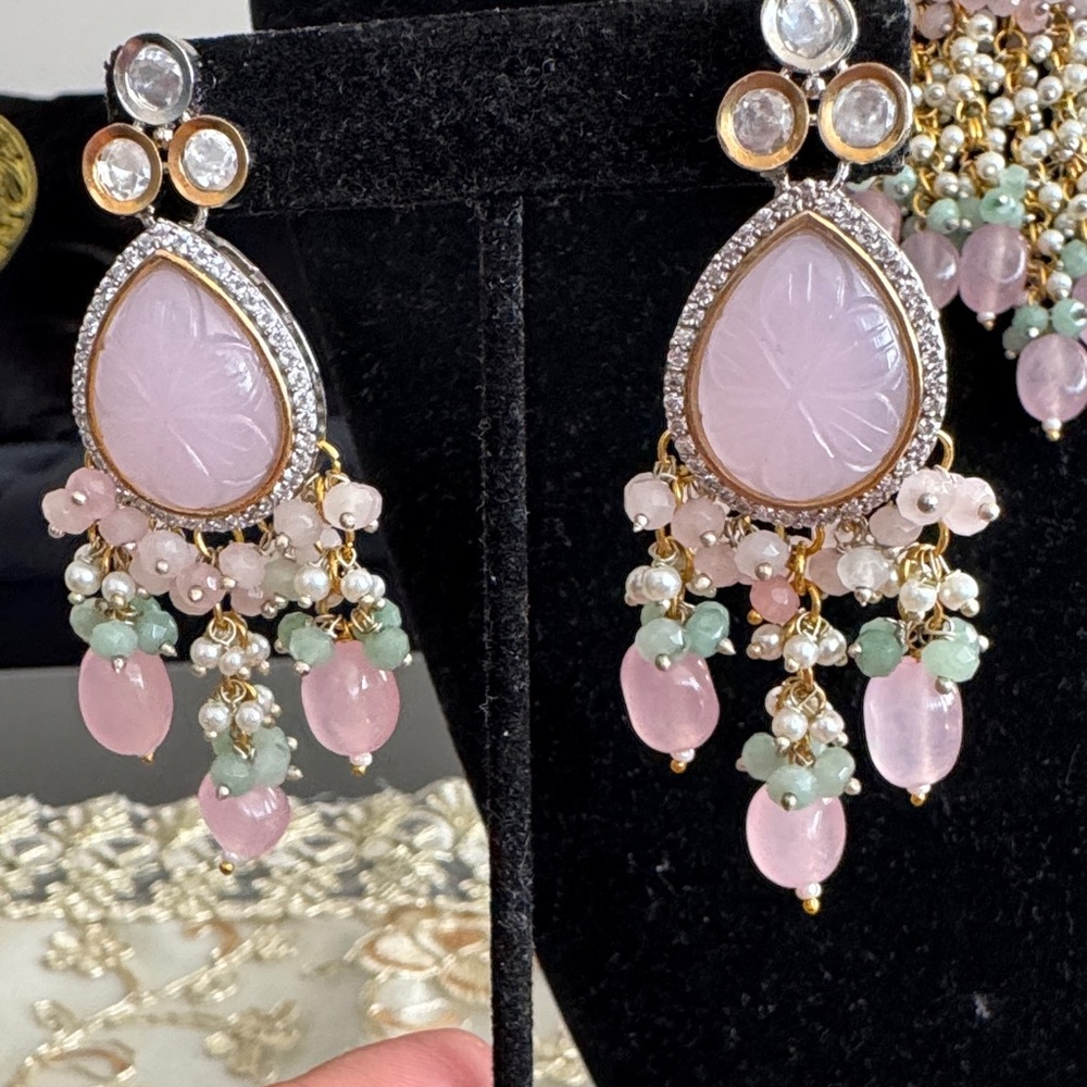 Elegant Pink and Gold Jewelry Set - Picture 3 of 3